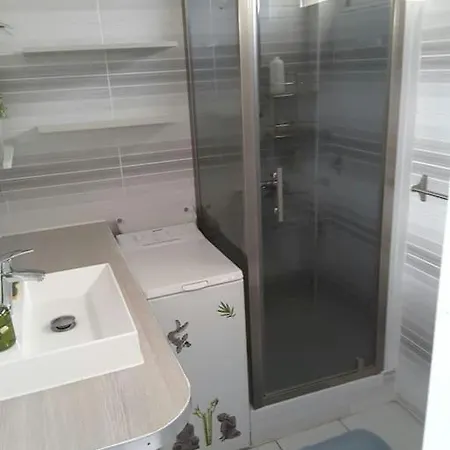 Rdc Avec Terrasse Dans Avec Piscine Et Face A La Apartment *
